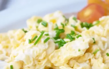 Herzhafte Eierspeise mit cremigem Käse und frischen Kräutern