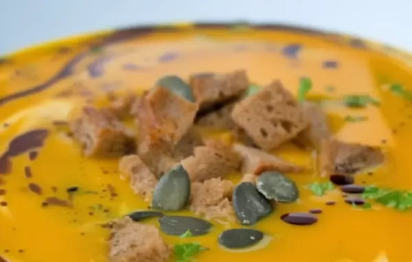 Apfelsuppe mit Kürbiscroutons - Eine leckere Vorspeise für den Herbst