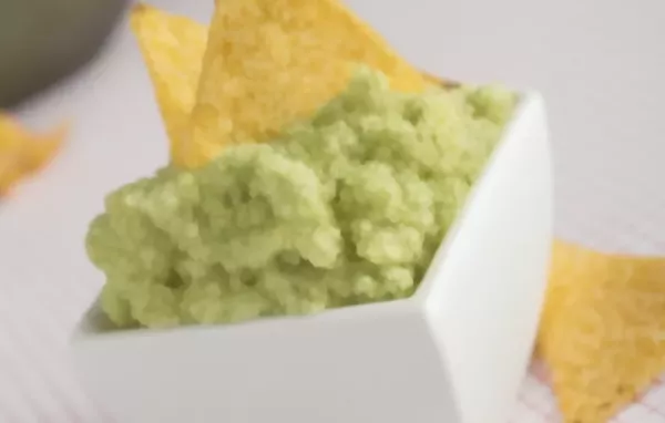 Avocado-Dip mit frischen Kräutern und Gewürzen