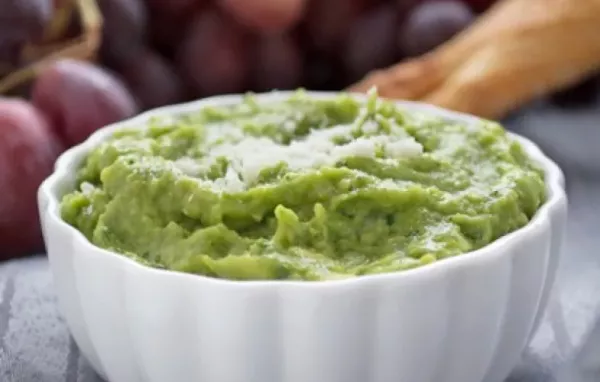 Avocado-Schafskäse-Dip mit frischen Kräutern