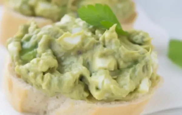 Avocado-Thunfisch-Aufstrich - Eine leckere, gesunde Wahl für Snacks oder Brötchen.