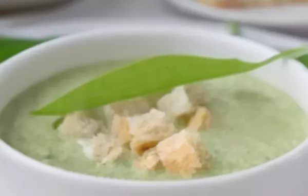 Bärlauchschaumsuppe mit Croutons