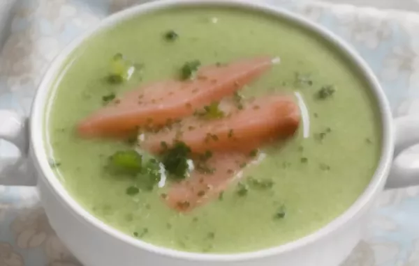 Brokkolicremesuppe mit Lachsstreifen