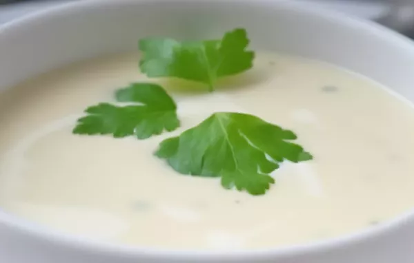 Cremige Petersilienwurzelsuppe mit Knoblauchcroutons