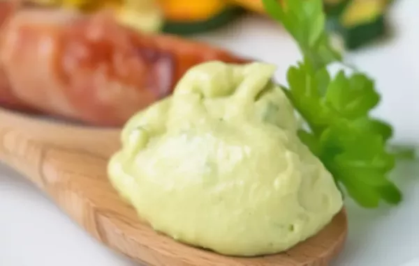 Cremiger Avocado-Kardamon-Dip mit exotischem Aroma