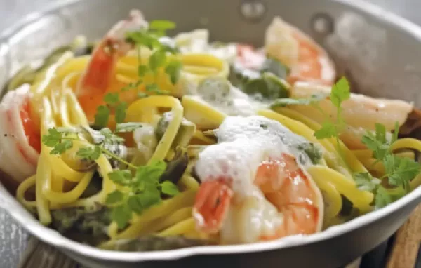 Delikates Pasta-Gericht mit saftigen Scampi und frischem Spargel