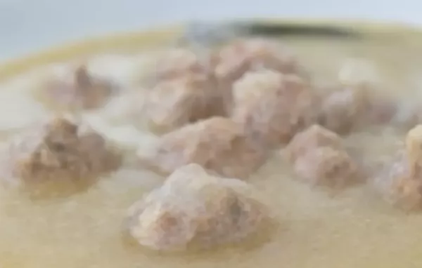 Deutsche Zwiebelsuppe mit Hühnerklößchen