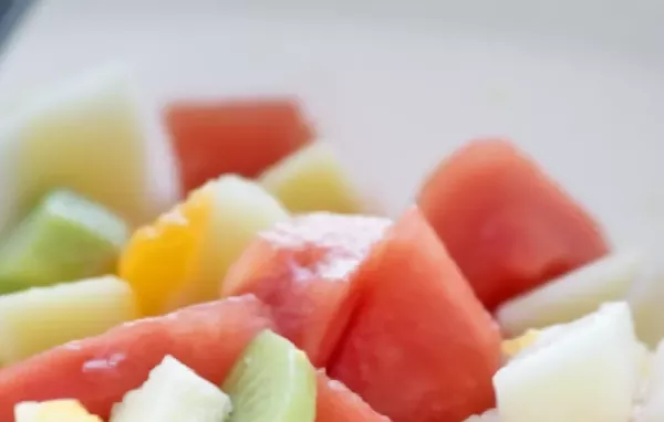 Dieser fruchtige Obstsalat ist eine gesunde und erfrischende Mahlzeit für heiße Sommertage.