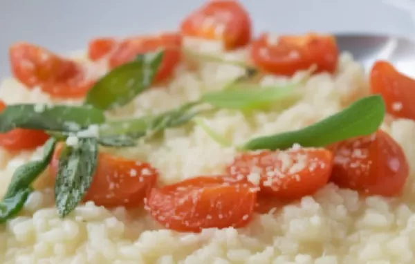 Ein cremiges Risotto mit frischem Salbei und Parmesan