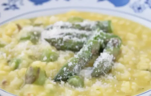 Ein cremiges und aromatisches Risotto mit Safran und frischem Spargel.