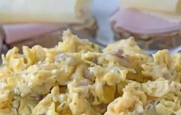 Ein einfaches und dennoch raffiniertes Rezept für ein köstliches Rührei mit frischen Kräutern und würzigem Käse.