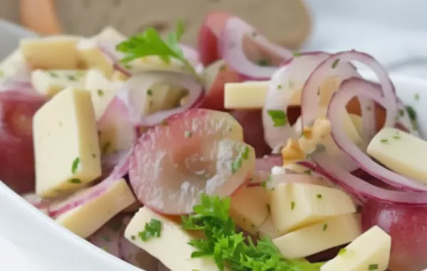 Ein erfrischender Käsesalat mit süßen Trauben und knackigen Nüssen