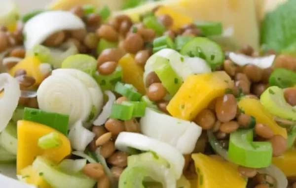 Ein erfrischender Linsensalat mit süßer Mango und würzigem Dressing