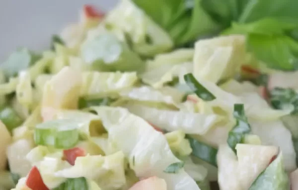 Ein erfrischender Salat aus Chinakohl und Sellerie