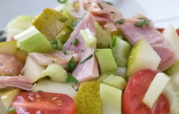 Ein erfrischender Salat mit Avocado und Garnelen, perfekt für warme Tage