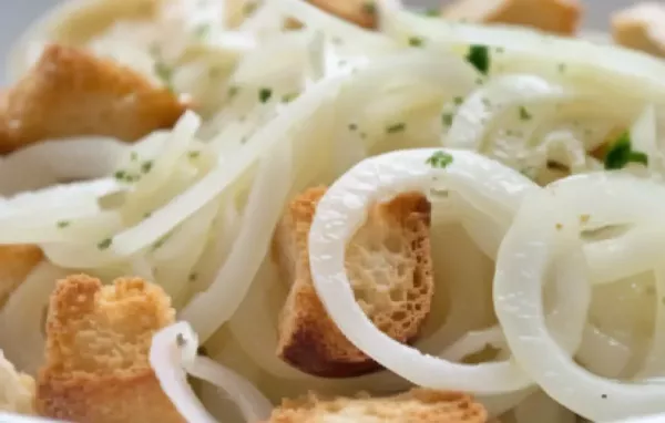 Ein erfrischender Salat mit knusprigem Zwiebelbrot