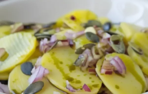 Ein erfrischender Salat mit köstlichen Kürbiskernen und Erdäpfeln