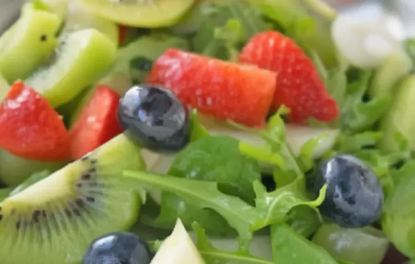 Ein erfrischender Sommersalat mit einer Vielzahl von frischen Früchten