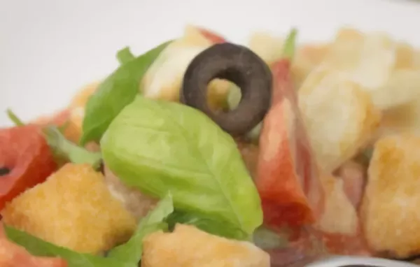 Ein erfrischender und leichter Salat aus frischen Tomaten und knusprigem Brot.