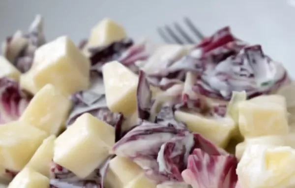 Ein erfrischender und würziger Salat mit knackigen Äpfeln, scharfen Radieschen und aromatischen Frühlingszwiebeln