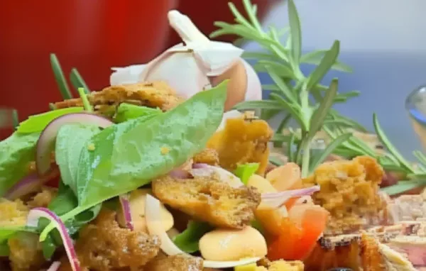 Ein erfrischendes Sommergericht: Tomaten-Brot-Salat mit saftigen gegrillten Steakstreifen.