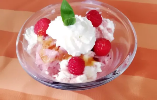 Ein erfrischendes und unkonventionelles Eisrezept mit der Kombination von fruchtigen Himbeeren und aromatischem Basilikum.