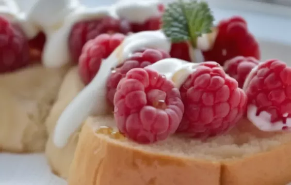 Ein fruchtig-süßes Bruschetta mit frischen Himbeeren und cremigem Ziegenkäse.