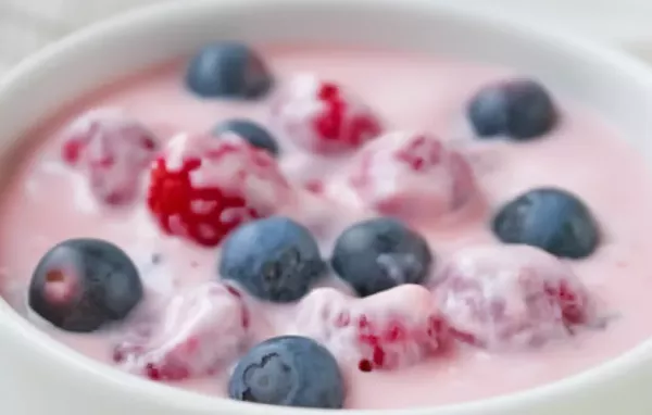 Ein fruchtiger und erfrischender Dessertklassiker mit Honig und Topfen