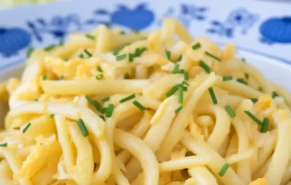 Ein herzhafter und leckerer Klassiker: Spätzlepfanne mit Gemüse und Käse überbacken.