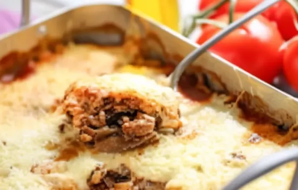 Ein klassisches griechisches Moussaka Rezept mit aromatischem Hackfleisch, würziger Tomatensauce und cremiger Bechamel-Soße.