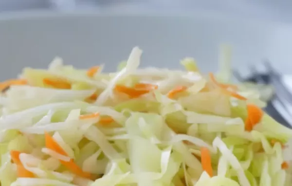 Ein klassisches Rezept für Krautsalat mit Karotten