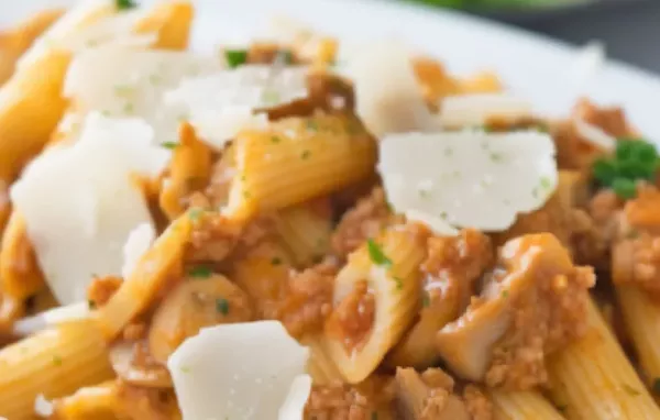 Ein klassisches Rezept für Penne Bolognese, das perfekt für die ganze Familie ist.