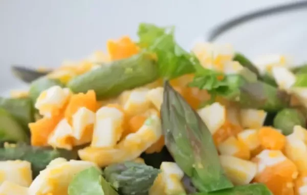 Ein klassisches Rezept für Spargel mit einer cremigen Eiersauce