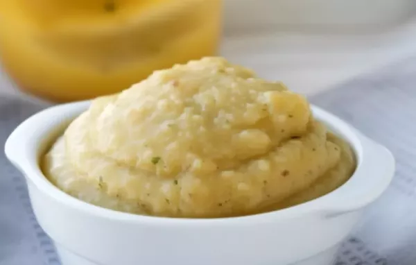 Ein köstlicher Brei aus Pastinaken, verfeinert mit gebratenen Pilzen und Petersilienpesto.