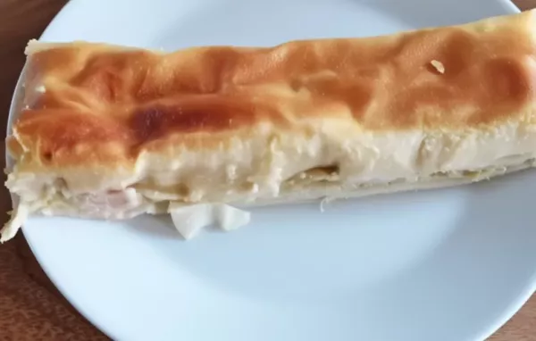 Ein köstlicher Rhabarberstrudel mit cremigem Topfenfüllung