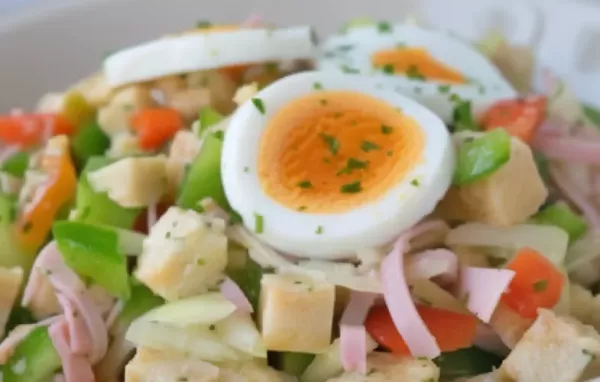 Ein köstlicher Salat mit Semmelknödeln