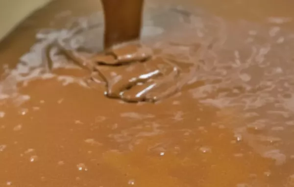 Ein köstlicher Schokoladenkuchen, der auf einem Blech gebacken wird