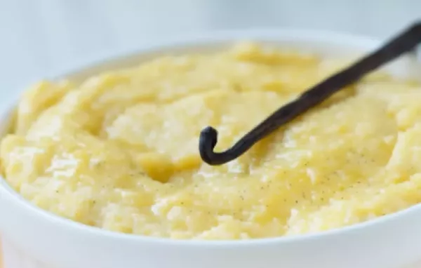 Ein köstliches Dessert aus Vanillepolenta mit frischen Beeren