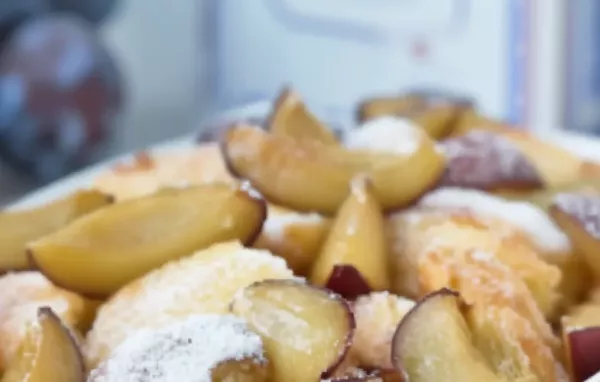 Ein köstliches österreichisches Dessert mit Topfen und Zwetschken