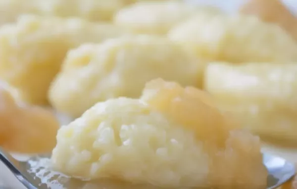 Ein köstliches österreichisches Dessert - Topfennockerl mit frischem Apfelmus