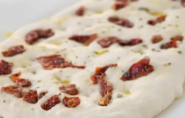 Ein köstliches Rezept für ein einfaches Tomatenbrot mit aromatischem Knoblauch.