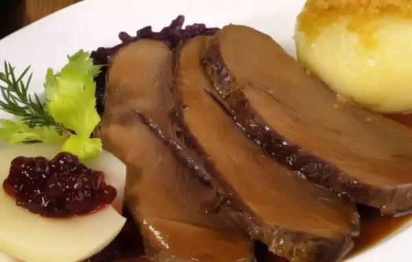 Ein köstliches Rezept für einen herzhaften Wildschweinbraten mit Rotkraut und Kartoffelknödeln