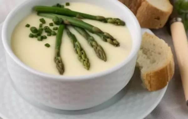 Ein köstliches Rezept für Spargelcremesuppe mit Sauerrahm