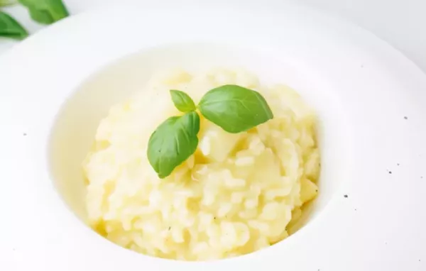 Ein köstliches Risotto mit zartem weißem Spargel und cremiger Konsistenz