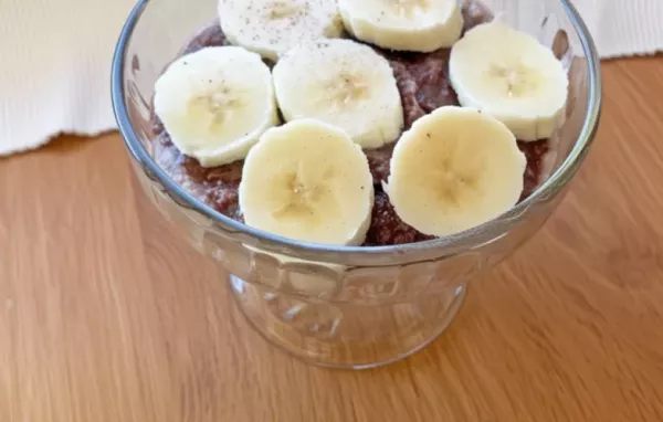 Ein köstliches und erfrischendes veganes Dessert mit Bananengeschmack