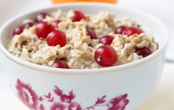 Ein köstliches und gesundes Frühstücksrezept für einen leckeren Übernacht-Haferbrei mit frischen Beeren.