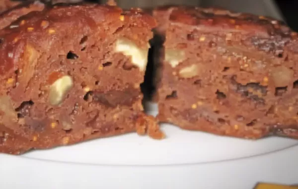 Ein köstliches und saftiges Früchtebrot mit vielen getrockneten Früchten und Nüssen.