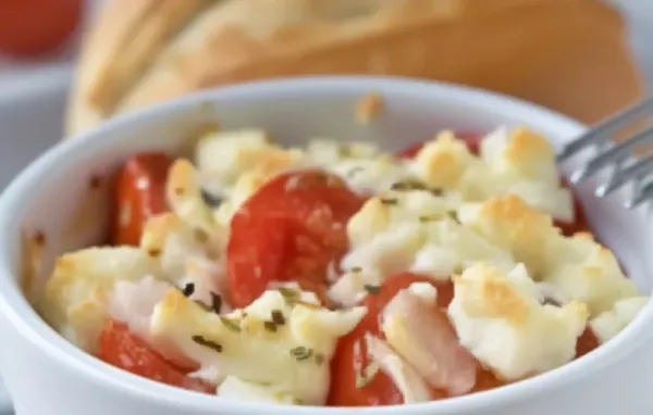 Ein köstliches vegetarisches Gericht mit Feta und Tomaten, das schnell zubereitet ist und perfekt für ein leichtes Abendessen geeignet ist.