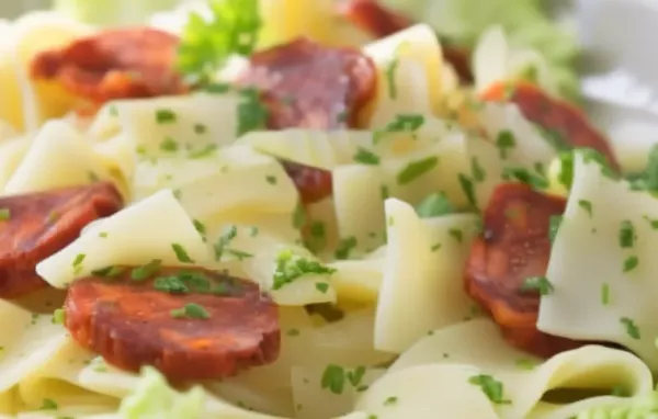 Ein leckerer Nudelsalat mit würziger Chorizo und frischem Gemüse