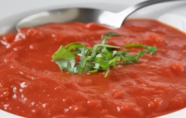 Eine erfrischende und gesunde Suppe mit Tomaten und Birnen